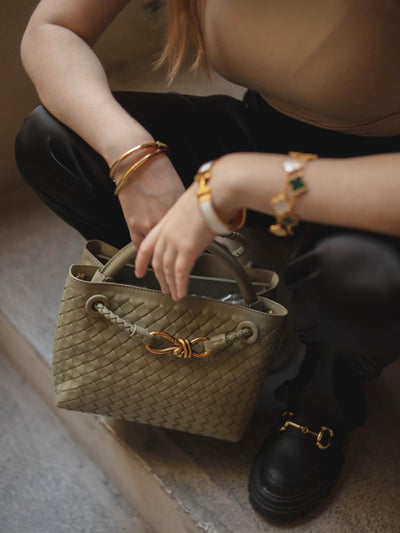 Livia™ - Texturierte kompakte gewebte Tasche