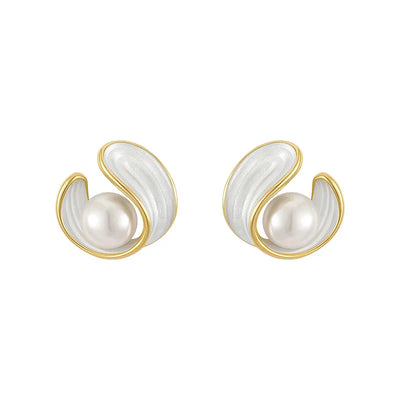 Luxuriöse Ohrringe mit weißem Opal und Perle in Gold