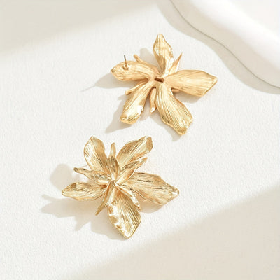 Lotta™ - Goldene florale Tropfenohrringe
