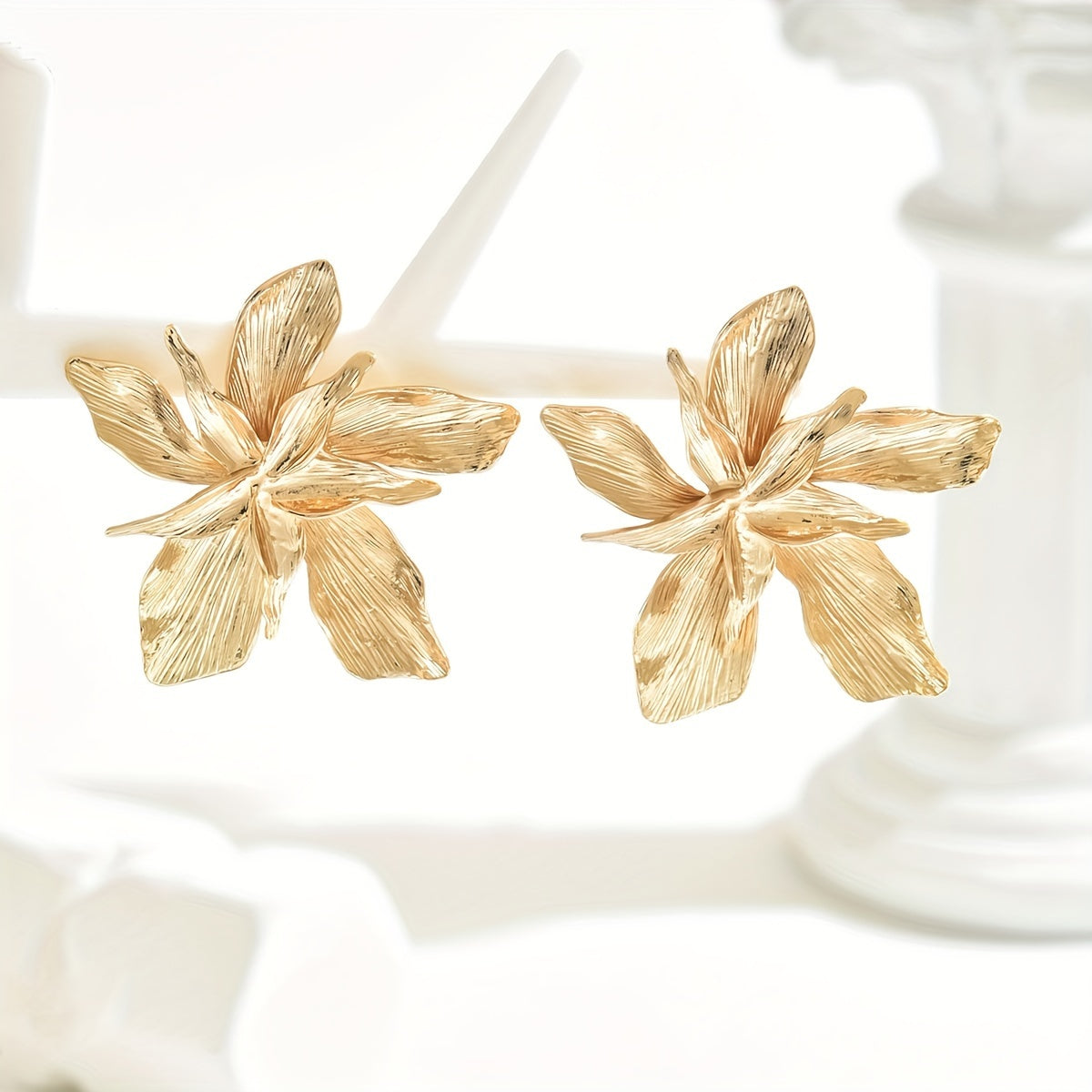 Lotta™ - Goldene florale Tropfenohrringe
