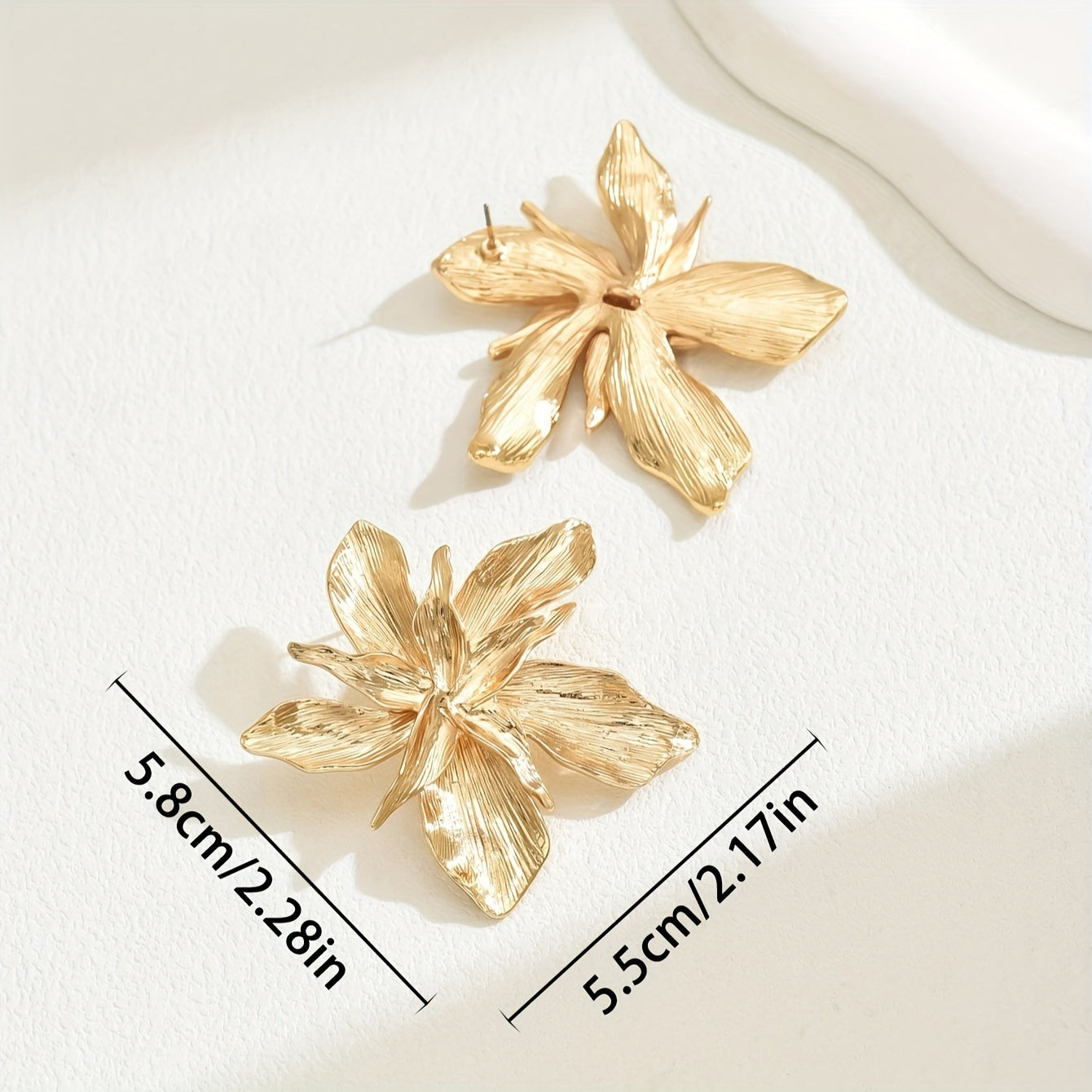 Lotta™ - Goldene florale Tropfenohrringe