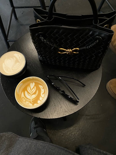 Livia™ - Texturierte kompakte gewebte Tasche