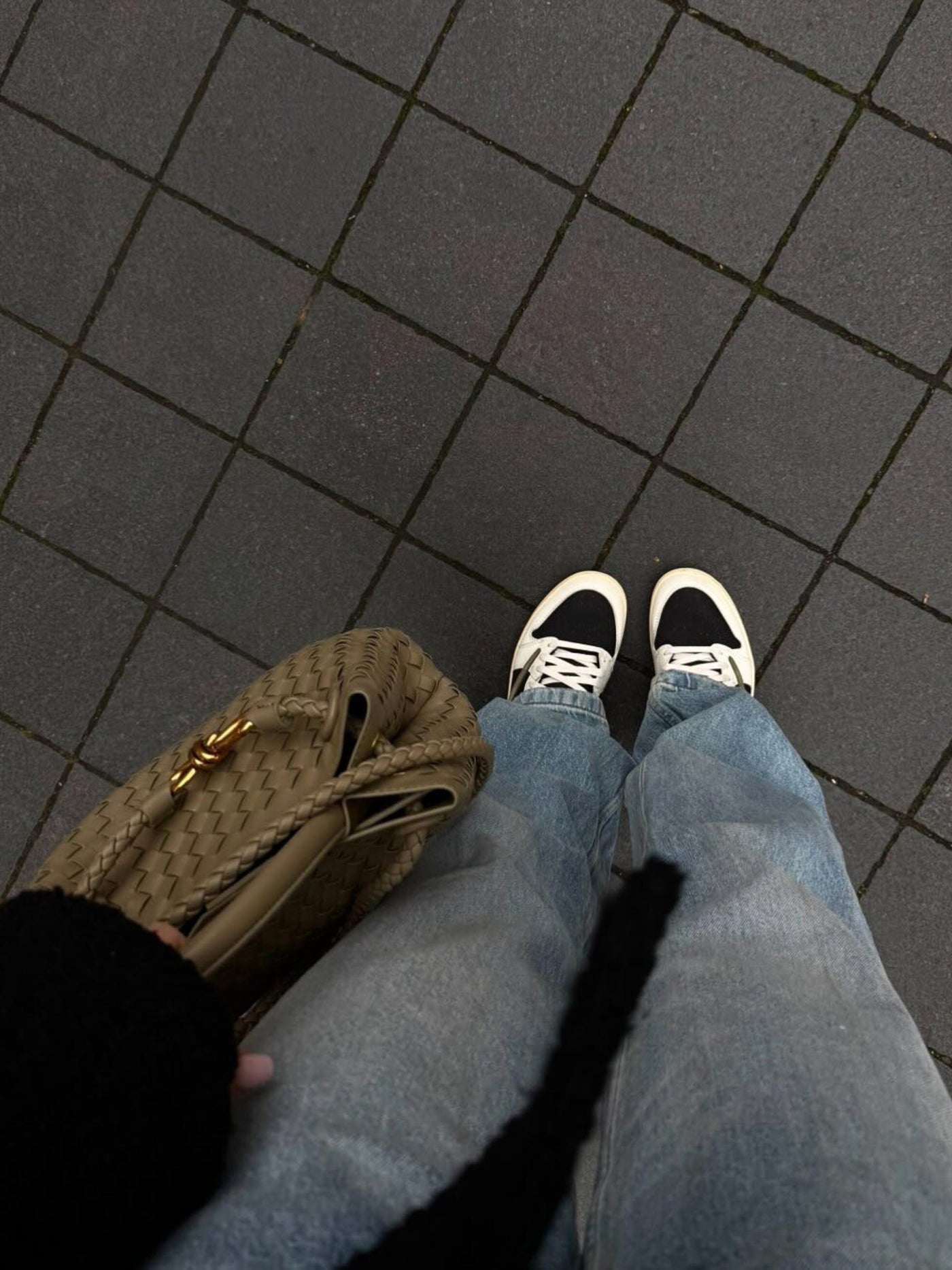 Livia™ - Texturierte kompakte gewebte Tasche