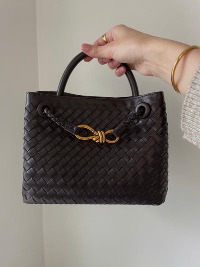 Livia™ - Texturierte kompakte gewebte Tasche