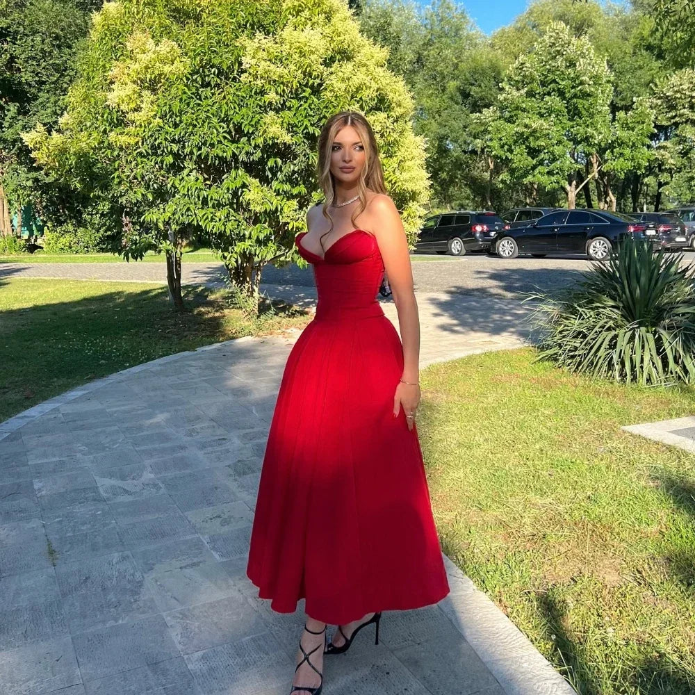 Tabea™ - Schlichtes trägerloses plissiertes Midikleid