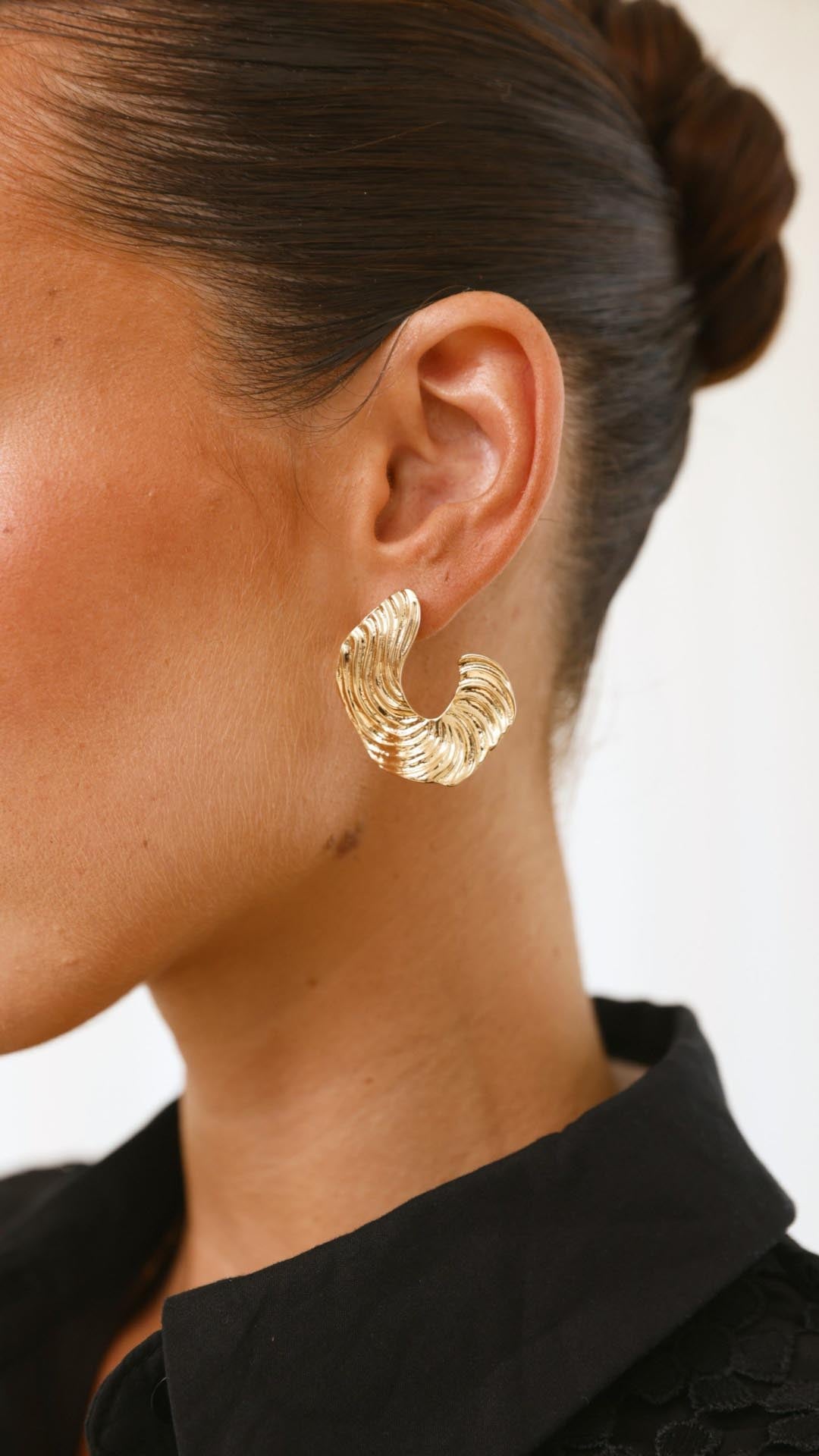 Miriam™ - Gold Gewellte strukturierte Ohrringe