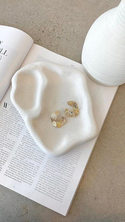 Miriam™ - Gold Gewellte strukturierte Ohrringe