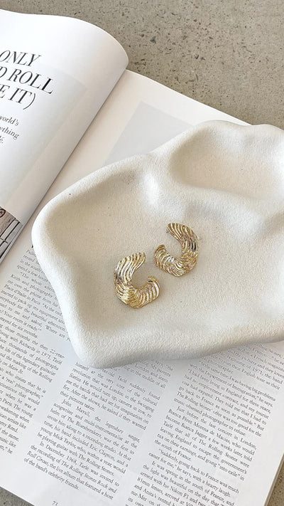 Miriam™ - Gold Gewellte strukturierte Ohrringe