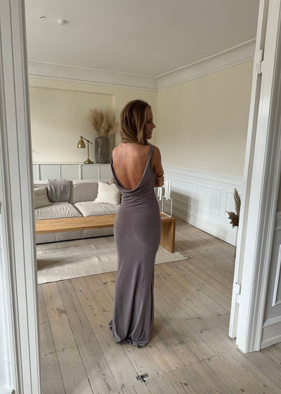 Amira™ – Rückenfreies Maxikleid