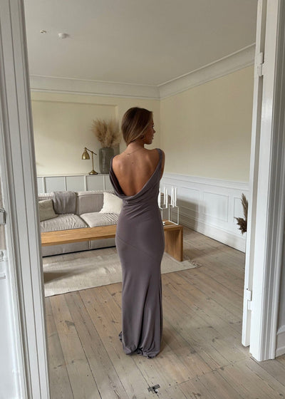 Amira™ – Rückenfreies Maxikleid